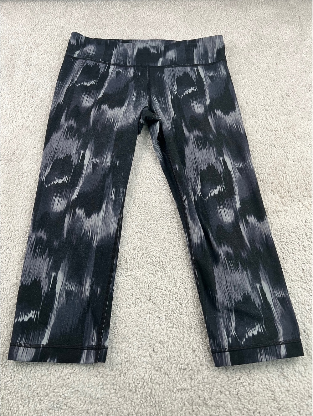 Under Armour Black Gray Print Capri Leggings